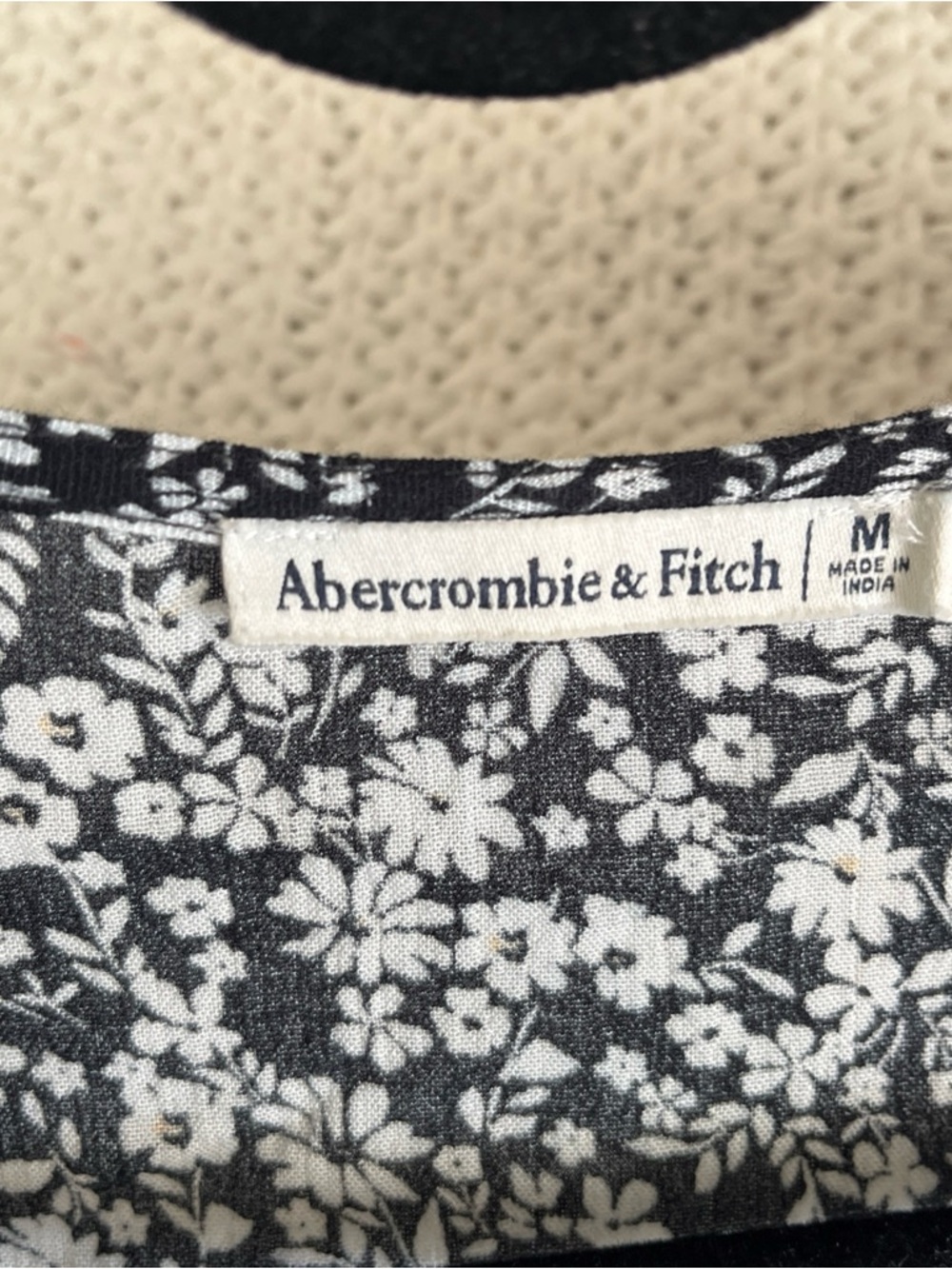 Abercrombie & Fitch Black White Floral Bodysuit Top Size Medium Snaps Y2K - Picture 8 of 13